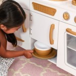 Bucatarie Moderna Alba de joaca pentru copii cu Accesorrii Incluse - Bucatarie Modern White and Gold din lemn de la Kidkraft Bucatarie Moderna Alba de joaca pentru copii cu Accesorrii Incluse - Bucatarie Modern White and Gold din lemn de la Kidkraft